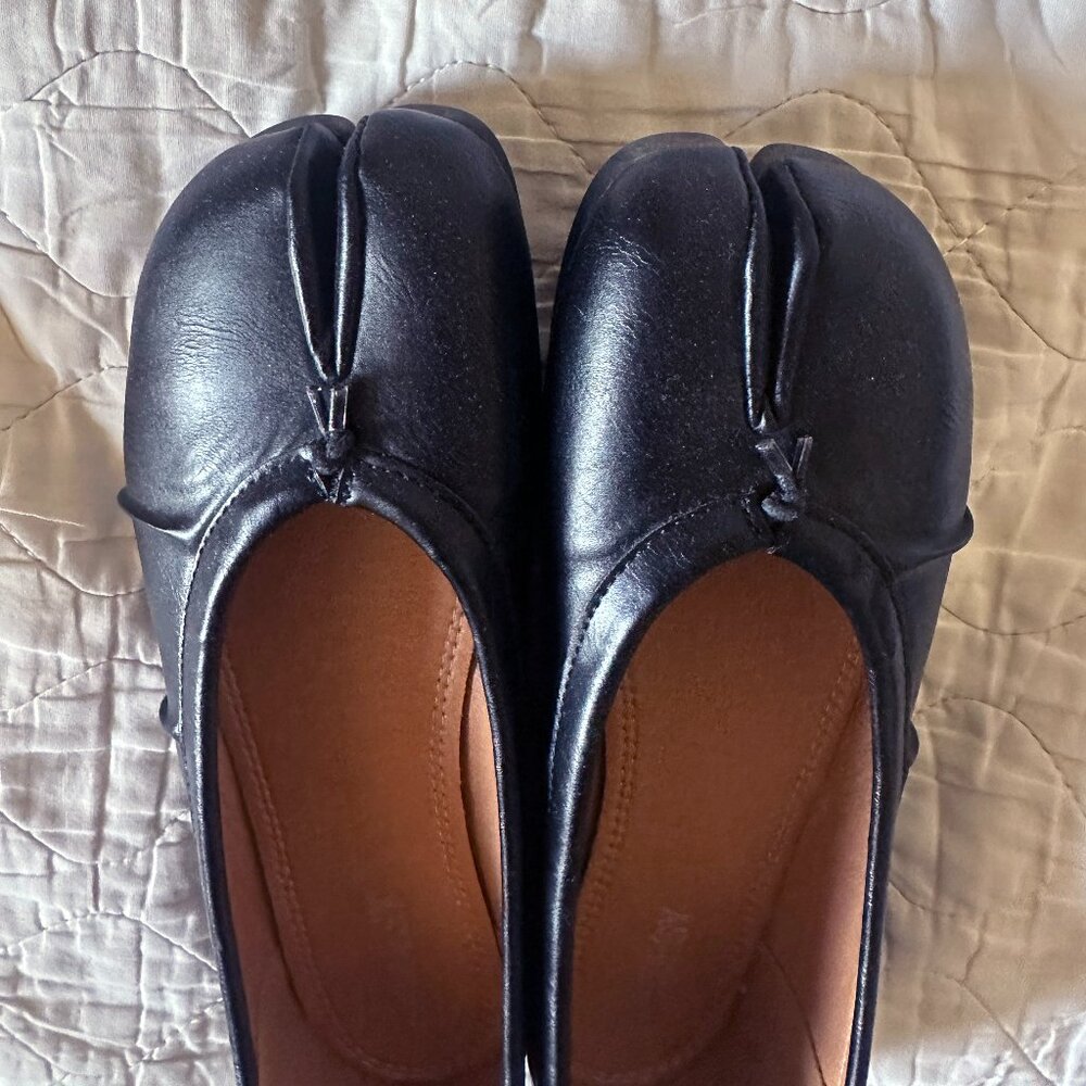 Raboesy Black Wrinkles Tabi Style Split Toe Flats – Margiela Inspired - Picture 2 of 5